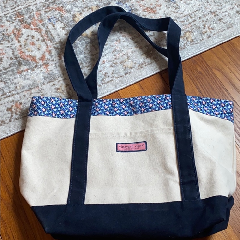 Vineyard vines beach tote with starfish print